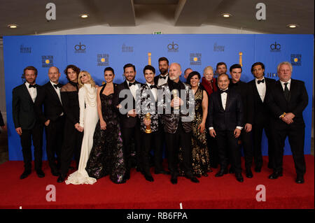 Nach dem Gewinn des Golden Globe für den besten TELEVISION LIMITED SERIE ODER MOTION PICTURE MADE FOR TELEVISION für "Die Ermordung von Gianni Versace: American Crime Story' (FX Networks), Tom Rob Smith, Daniel Minahan, Cody Farn, Judith Light, Penelope Cruz, Edgar Ramirez, Darren Criss, Ricky Martin, Ryan Murphy, Alexis Martin Wodall, Lou Eyrich, Jon Jon Briones, Finn Wittrock, Brad Falchuk, und Larry Karaszewski pose mit der Auszeichnung backstage in der Presse Zimmer auf der 76. jährlichen Golden Globe Awards im Beverly Hilton in Beverly Hills, CA am Sonntag, 6. Januar 2019. Stockfoto