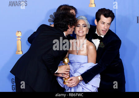 Beverly Hills, USA. 06 Jan, 2019. Anthony Rossomando, Andrew Wyatt, Lady Gaga, und Mark Ronson Pose in der Presse mit Award für "Best Original Song "ein Stern ist geboren" auf der 76. jährlichen Golden Globe Awards im Beverly Hilton Hotel am 6. Januar 2019 statt. Credit: Geisler-Fotopress GmbH/Alamy leben Nachrichten Stockfoto