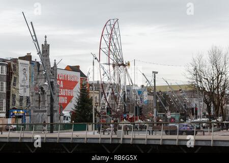 Cork, Irland, 7. Januar, 2019. Demontage des Riesenrads in Glühen Cork, Cork City. Heute früh sah den Abbau des Riesenrads in Glühen Kork. Das Riesenrad, das über Grand Parade und hübscher konnte in der ganzen Stadt zu sehen sein, ist jetzt entfernt worden, abgebildet ist das Riesenrad mit all ihren Hülsen entfernt und die Hälfte der Struktur zusammengebrochen. Credit: Damian Coleman/Alamy Leben Nachrichten. Stockfoto