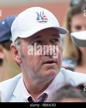 FLUSHING NY - 30. August: Schauspieler Kevin Spacey, Tag 6 der 2014 US Open am USTA Billie Jean King National Tennis Center am 30. August 2014 in der Nähe der Queens Borough von New York City People: Kevin Spacey Stockfoto
