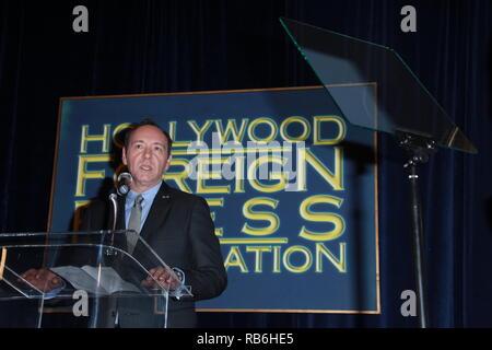 LOS ANGELES, Ca - 09. NOVEMBER: Hollywood Foreign Press Association Präsident Philip Berk und Schauspieler Kevin Spacey auf der Bühne sprechen während der Hollywood Foreign Press Association (HFPA) Cecil B DeMille Award Empfänger Ankündigung im Four Seasons Hotel am 9. November 2010 in Los Angeles, Kalifornien. Personen: Kevin Spacey Stockfoto