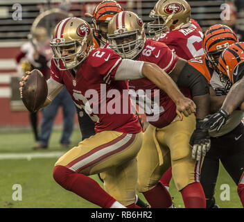 Santa Clara, Kalifornien, USA. 20 Dez, 2015. San Francisco 49ers Quarterback Blaine Gabbert (2) Läuft der Pocket am Sonntag, 20. Dezember 2015, in Levis Stadion in Santa Clara, Kalifornien. Die Bengals besiegten die 49ers 24-14. Credit: Al Golub/ZUMA Draht/Alamy leben Nachrichten Stockfoto