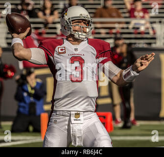 Santa Clara, Kalifornien, USA. 29 Nov, 2015. Arizona Cardinals quarterback Carson Palmer (3) übergibt downfield am Sonntag, 29. November 2015, in Levis Stadion in Santa Clara, Kalifornien. Die Kardinäle besiegten die 49ers 19-13. Credit: Al Golub/ZUMA Draht/Alamy leben Nachrichten Stockfoto