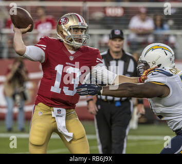 Santa Clara, Kalifornien, USA. 3. Sep 2015. San Diego Chargers defensiver Ryan Carrethers (92) eilt San Francisco 49ers quarterback Dylan Thompson (13) am Donnerstag, September 03, 2015 in Levis Stadion in Santa Clara, Kalifornien. Die 49ers besiegten die Ladegeräte 14-12 in einem preseason Spiel. Credit: Al Golub/ZUMA Draht/Alamy leben Nachrichten Stockfoto