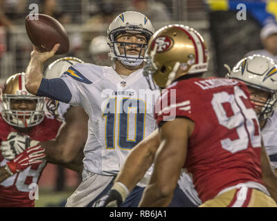 Santa Clara, Kalifornien, USA. 3. Sep 2015. San Diego Aufladeeinheiten Quarterback Kellen Clemens (10) übergibt Ball unter Druck am Donnerstag, September 03, 2015 in Levis Stadion in Santa Clara, Kalifornien. Die 49ers besiegten die Ladegeräte 14-12 in einem preseason Spiel. Credit: Al Golub/ZUMA Draht/Alamy leben Nachrichten Stockfoto