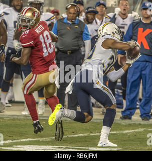 Santa Clara, Kalifornien, USA. 3. Sep 2015. San Diego Chargers cornerback Richard Crawford (35) fängt den Ball und führt es zurück zum Touchdown am Donnerstag, September 03, 2015 in Levis Stadion in Santa Clara, Kalifornien. Die 49ers besiegten die Ladegeräte 14-12 in einem preseason Spiel. Credit: Al Golub/ZUMA Draht/Alamy leben Nachrichten Stockfoto