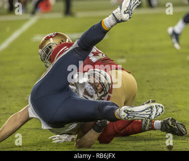 Santa Clara, Kalifornien, USA. 3. Sep 2015. San Francisco 49ers starke Sicherheit Jimmie Ward (25) packt San Diego Chargers tight end John Phillips (83) am Donnerstag, September 03, 2015 in Levis Stadion in Santa Clara, Kalifornien. Die 49ers besiegten die Ladegeräte 14-12 in einem preseason Spiel. Credit: Al Golub/ZUMA Draht/Alamy leben Nachrichten Stockfoto