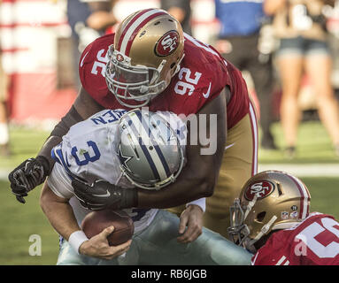 August 23, 2015 - Santa Clara, Kalifornien, USA - San Francisco 49ers Nase Gerät Quinton Wählen (92) Säcke Dallas Cowboys Quarterback Brandon Weeden (3) am Sonntag, den 23. August 2015 Levi's Stadion in Santa Clara, Kalifornien. Die 49ers besiegten die Cowboys 23-6 in einem preseason Spiel. (Bild: © Al Golub/ZUMA Draht) Stockfoto