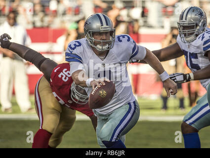 August 23, 2015 - Santa Clara, Kalifornien, USA - Dallas Cowboys Quarterback Brandon Weeden (3) versucht, weg von der San Francisco 49ers Nase Gerät Quinton Wählen (92) am Sonntag, den 23. August 2015 Levi's Stadion in Santa Clara, Kalifornien. Die 49ers besiegten die Cowboys 23-6 in einem preseason Spiel. (Bild: © Al Golub/ZUMA Draht) Stockfoto