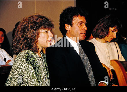 Elizabeth Glaser, Links, Ehefrau von Schauspieler und Regisseur Paul Michael Glaser, rechts, wartet Zeugnis während einer pädiatrischen AIDS Anhörung vor der United States House Haushaltsausschuss Task Force "Humanressourcen auf dem Capitol Hill in Washington, DC, 13. März 1990 zu geben. Elizabeth Glaser beauftragt, das AIDS-Virus nach Erhalt einer HIV-verseuchte Bluttransfusion im Jahr 1981 bei der Geburt infiziert, dann ihre beiden Kinder. Eines ihrer Kinder, Tochter Ariel, starb im Jahre 1988 an der Krankheit. Frau Glaser starb an der Krankheit am 3. Dezember 1994. Credit: Howard Sachs/CNP | u Stockfoto