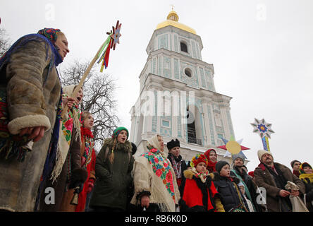 Kiew, Ukraine. 7 Jan, 2019. Die Ukrainer, die traditionelle etnic Kleidung singen Weihnachtslieder nach dem orthodoxen Weihnachtsfest religiösen Dienst in der St. Sophia Kathedrale in Kiew, Ukraine, das am 7. Januar 2019. Der Ökumenische Patriarch Bartholomäus unterzeichnet und übergab Tomos ein Dekret, Gewährung der Autokephalie für Ukrainische Orthodoxe Kirche und Unabhängigkeit von der Russischen Orthodoxen Kirche, der neu gewählte Leiter der Ukrainischen Orthodoxen Kirche Metropolitan Epifaniy, während des Besuchs von oben ukrainischen Beamten und Priestern in Istanbul, Türkei, April 5-6, 2019. Credit: ZUMA Press, Inc./Alamy leben Nachrichten Stockfoto