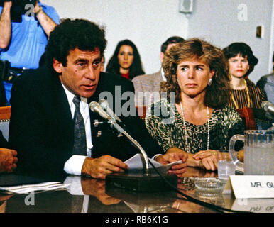 März 13, 1990 - Washington, District of Columbia, US-Schauspieler und Regisseur Paul Michael Glaser, Links, Ehemann von Elizabeth Glaser, rechts, während einer pädiatrischen AIDS Anhörung vor der United States House Haushaltsausschuss Task Force "Humanressourcen auf dem Capitol Hill in Washington, DC, 13. März 1990 zeugt. Elizabeth Glaser beauftragt, das AIDS-Virus nach Erhalt einer HIV-verseuchte Bluttransfusion im Jahr 1981 bei der Geburt infiziert, dann ihre beiden Kinder. Eines ihrer Kinder, Tochter Ariel, starb im Jahre 1988 an der Krankheit. Frau Glaser starb an der Krankheit auf Deze Stockfoto