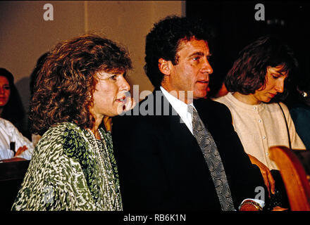 März 13, 1990 - Washington, District of Columbia, USA - Elizabeth Glaser, Links, Ehefrau von Schauspieler und Regisseur Paul Michael Glaser, rechts, wartet Zeugnis während einer pädiatrischen AIDS Anhörung vor der United States House Haushaltsausschuss Task Force "Humanressourcen auf dem Capitol Hill in Washington, DC, 13. März 1990 zu geben. Elizabeth Glaser beauftragt, das AIDS-Virus nach Erhalt einer HIV-verseuchte Bluttransfusion im Jahr 1981 bei der Geburt infiziert, dann ihre beiden Kinder. Eines ihrer Kinder, Tochter Ariel, starb im Jahre 1988 an der Krankheit. Frau Glaser geführt weg von der dise Stockfoto