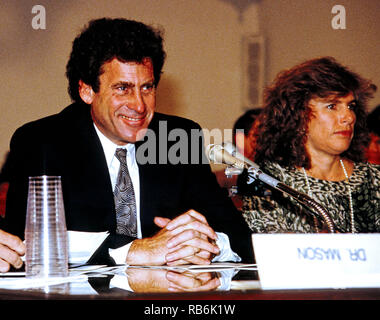 März 13, 1990 - Washington, District of Columbia, US-Schauspieler und Regisseur Paul Michael Glaser, Links, Ehemann von Elizabeth Glaser, rechts, während einer pädiatrischen AIDS Anhörung vor der United States House Haushaltsausschuss Task Force "Humanressourcen auf dem Capitol Hill in Washington, DC, 13. März 1990 zeugt. Elizabeth Glaser beauftragt, das AIDS-Virus nach Erhalt einer HIV-verseuchte Bluttransfusion im Jahr 1981 bei der Geburt infiziert, dann ihre beiden Kinder. Eines ihrer Kinder, Tochter Ariel, starb im Jahre 1988 an der Krankheit. Frau Glaser starb an der Krankheit auf Deze Stockfoto