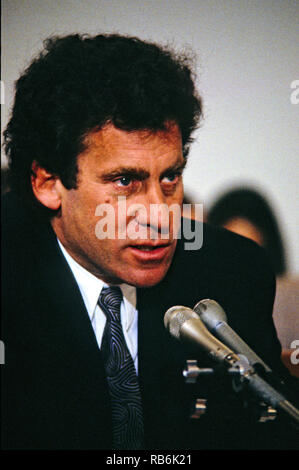 März 13, 1990 - Washington, District of Columbia, US-Schauspieler und Regisseur Paul Michael Glaser, Ehemann von Elizabeth Glaser Pediatric AIDS bezeugt, während einer Anhörung vor der United States House Haushaltsausschuss Task Force "Humanressourcen auf dem Capitol Hill in Washington, DC, 13. März 1990. Elizabeth Glaser beauftragt, das AIDS-Virus nach Erhalt einer HIV-verseuchte Bluttransfusion im Jahr 1981 bei der Geburt infiziert, dann ihre beiden Kinder. Eines seiner Kinder, Tochter Ariel, starb im Jahre 1988 an der Krankheit. Frau Glaser starb an der Krankheit am 3. Dezember 1994. Stockfoto