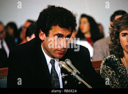 März 13, 1990 - Washington, District of Columbia, US-Schauspieler und Regisseur Paul Michael Glaser, Ehemann von Elizabeth Glaser Pediatric AIDS bezeugt, während einer Anhörung vor der United States House Haushaltsausschuss Task Force "Humanressourcen auf dem Capitol Hill in Washington, DC, 13. März 1990. Elizabeth Glaser beauftragt, das AIDS-Virus nach Erhalt einer HIV-verseuchte Bluttransfusion im Jahr 1981 bei der Geburt infiziert, dann ihre beiden Kinder. Eines seiner Kinder, Tochter Ariel, starb im Jahre 1988 an der Krankheit. Frau Glaser starb an der Krankheit am 3. Dezember 1994. Stockfoto