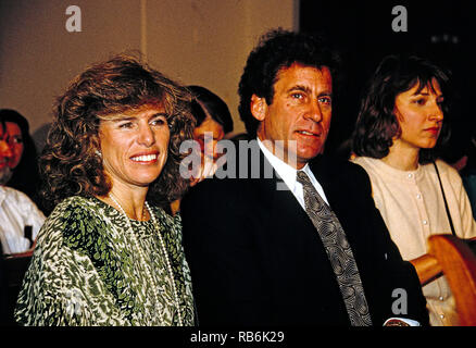 März 13, 1990 - Washington, District of Columbia, USA - Elizabeth Glaser, Links, Ehefrau von Schauspieler und Regisseur Paul Michael Glaser, rechts, wartet Zeugnis während einer pädiatrischen AIDS Anhörung vor der United States House Haushaltsausschuss Task Force "Humanressourcen auf dem Capitol Hill in Washington, DC, 13. März 1990 zu geben. Elizabeth Glaser beauftragt, das AIDS-Virus nach Erhalt einer HIV-verseuchte Bluttransfusion im Jahr 1981 bei der Geburt infiziert, dann ihre beiden Kinder. Eines ihrer Kinder, Tochter Ariel, starb im Jahre 1988 an der Krankheit. Frau Glaser geführt weg von der dise Stockfoto