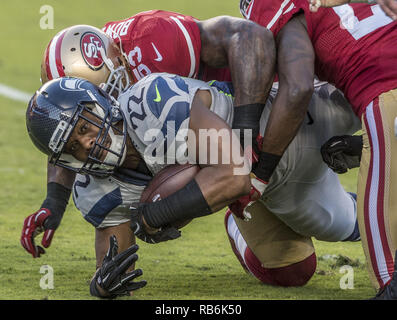 Oktober 22, 2015 - Santa Clara, Kalifornien, USA - San Francisco 49ers Inside linebacker NaVorro Bowman (53) Seattle Seahawks zurück läuft Fred Jackson (22) auf den Boden am Donnerstag, 22. Oktober 2015 behandelt, in Levis Stadion in Santa Clara, Kalifornien. Die Seahawks besiegten die 49ers 20-3 (Bild: © Al Golub/ZUMA Draht) Stockfoto