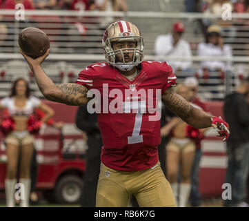 Santa Clara, Kalifornien, USA. Okt, 2015 18. San Francisco 49ers quarterback Colin Kaepernick (7) ermöglicht schnelle Pass am Sonntag, 18. Oktober 2015, in Levis Stadion in Santa Clara, Kalifornien. Die 49ers besiegten die Ravens 25-20. Credit: Al Golub/ZUMA Draht/Alamy leben Nachrichten Stockfoto