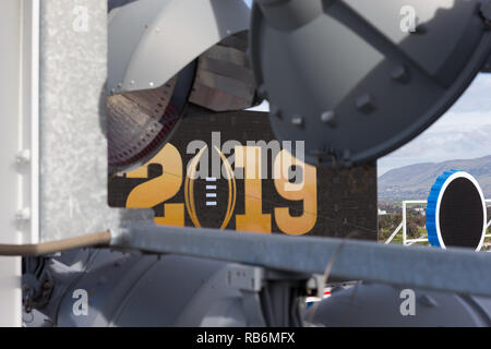 Santa Clara, Kalifornien, USA. 7 Jan, 2019. Januar 07, 2019 - Santa Clara, Kalifornien, USA - Der 2019 College Football Endspiel nationale Meisterschaft Logo ist auf der Anzeigetafel vor dem College Football Endspiel nationale Meisterschaft Spiel zwischen der Clemson Tiger und die Alabama Crimson Tide am Levi's Stadion, Santa Clara, Kalifornien. Quelle: Adam Lacy/ZUMA Draht/Alamy leben Nachrichten Stockfoto