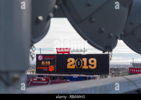 Santa Clara, Kalifornien, USA. 7 Jan, 2019. Januar 07, 2019 - Santa Clara, Kalifornien, USA - Der 2019 College Football Endspiel nationale Meisterschaft Logo ist auf der Anzeigetafel vor dem College Football Endspiel nationale Meisterschaft Spiel zwischen der Clemson Tiger und die Alabama Crimson Tide am Levi's Stadion, Santa Clara, Kalifornien. Quelle: Adam Lacy/ZUMA Draht/Alamy leben Nachrichten Stockfoto