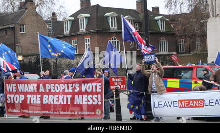 Pro Brexit Demonstranten halten Banner "Wir wollen ein Volk Abstimmen stoppen Die Brexit Schlamassel!" Pro Brexit Demonstranten halten Banner gegenüberliegenden Häuser des Parlaments am 7. Januar 2019. Dies geschieht, weil der Brexit. Credit: Orlando Turner/Alamy Leben Nachrichten. Stockfoto