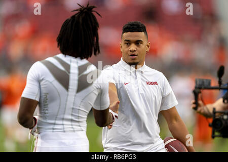 Santa Clara, Kalifornien, USA. 7 Jan, 2019. Januar 07, 2019 - Santa Clara, Kalifornien, USA - Alabama Crimson Tide quarterback Tua Tagovailoa (13) Aufwärmen vor dem College Football Endspiel nationale Meisterschaft Spiel zwischen der Clemson Tiger und die Alabama Crimson Tide am Levi's Stadion, Santa Clara, Kalifornien. Quelle: Adam Lacy/ZUMA Draht/Alamy leben Nachrichten Stockfoto