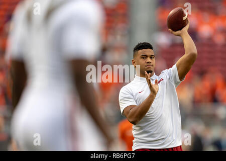 Santa Clara, Kalifornien, USA. 7 Jan, 2019. Januar 07, 2019 - Santa Clara, Kalifornien, USA - Alabama Crimson Tide quarterback Tua Tagovailoa (13) Aufwärmen vor dem College Football Endspiel nationale Meisterschaft Spiel zwischen der Clemson Tiger und die Alabama Crimson Tide am Levi's Stadion, Santa Clara, Kalifornien. Quelle: Adam Lacy/ZUMA Draht/Alamy leben Nachrichten Stockfoto