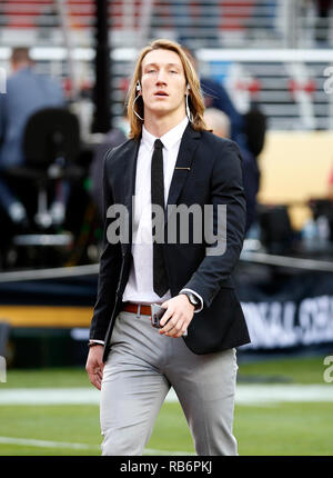 Santa Clara, Kalifornien, USA. 07 Jan, 2019. Clemson Tiger quarterback Trevor Lawrence #16 Wanderungen das Feld vor der nationalen Meisterschaft zwischen der Clemson Tiger und die Alabama Crimson Tide am Levi's Stadion in Santa Clara, Kalifornien. Charles Baus/CSM/Alamy leben Nachrichten Stockfoto