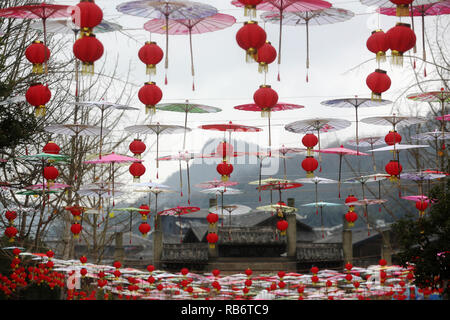 Peking, China. 6. Januar, 2019. Foto auf Jan. 6, 2019 zeigt Festival Dekorationen die bevorstehende Neujahrsfest in Zhuoshui antike Stadt im Bezirk Qianjiang begrüßen zu genommen, im Südwesten Chinas Chongqing. Credit: Yang Min/Xinhua/Alamy leben Nachrichten Stockfoto