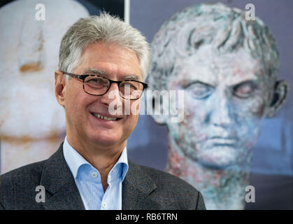 Wiesbaden, Deutschland. 07 Dez, 2018. Harald Müller im Büro seines Materials Testing Institute, wo er die Authentizität der Objekte und Kunstwerke auf der rechten Kontrollen, die angeblich echte bronze Kopf des Kaisers Augustus ein Foto, dass Müller als Fälschung identifiziert werden. (Dpa' Das Kamel in der Tube: Art Detective ist auf der Spur der Fälscher" vom 08.01.2019) Credit: Frank Rumpenhorst/dpa/Alamy leben Nachrichten Stockfoto