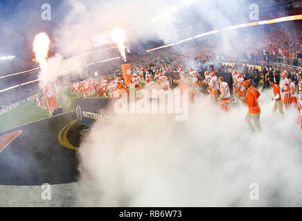 Santa Clara, Kalifornien, USA. 07 Jan, 2019. Die Clemson Tiger nehmen Sie das Feld vor der nationalen Meisterschaft zwischen der Clemson Tiger und die Alabama Crimson Tide am Levi's Stadion in Santa Clara, Kalifornien. Charles Baus/CSM/Alamy leben Nachrichten Stockfoto