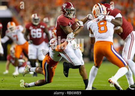 Santa Clara, Kalifornien, USA. 7 Jan, 2019. Januar 07, 2019 - Santa Clara, Kalifornien, USA - Clemson Tiger Defensive zurück K' von Wallace (12) packt Alabama Crimson Tide tight end Irv Smith Jr. (82) im College Football Endspiel nationale Meisterschaft Spiel zwischen der Clemson Tiger und die Alabama Crimson Tide am Levi's Stadion, Santa Clara, Kalifornien. Quelle: Adam Lacy/ZUMA Draht/Alamy leben Nachrichten Stockfoto