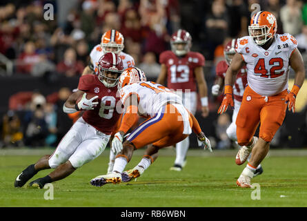 Santa Clara, Kalifornien, USA. 7 Jan, 2019. Januar 07, 2019 - Santa Clara, Kalifornien, USA - Alabama Crimson Tide zurück läuft, Josh Jacobs (8) nach unten trägt als Clemson Tiger Defensive zurück K' von Wallace (12) Während des College Football Endspiel nationale Meisterschaft Spiel zwischen der Clemson Tiger und die Alabama Crimson Tide am Levi's Stadion, Santa Clara, Kalifornien schließt. Quelle: Adam Lacy/ZUMA Draht/Alamy leben Nachrichten Stockfoto