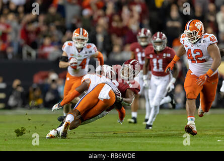 Santa Clara, Kalifornien, USA. 7 Jan, 2019. Januar 07, 2019 - Santa Clara, Kalifornien, USA - Alabama Crimson Tide zurück läuft, Josh Jacobs (8) rutscht wie Clemson Tiger Defensive zurück K' von Wallace (12) macht eine während der College Football Endspiel nationale Meisterschaft Spiel zwischen der Clemson Tiger und die Alabama Crimson Tide am Levi's Stadion, Santa Clara, Kalifornien. Quelle: Adam Lacy/ZUMA Draht/Alamy leben Nachrichten Stockfoto