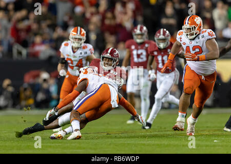 Santa Clara, Kalifornien, USA. 7 Jan, 2019. Januar 07, 2019 - Santa Clara, Kalifornien, USA - Alabama Crimson Tide zurück läuft, Josh Jacobs (8) rutscht wie Clemson Tiger Defensive zurück K' von Wallace (12) Während des College Football Endspiel nationale Meisterschaft Spiel zwischen der Clemson Tiger und die Alabama Crimson Tide am Levi's Stadion, Santa Clara, Kalifornien schließt. Quelle: Adam Lacy/ZUMA Draht/Alamy leben Nachrichten Stockfoto