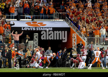 Santa Clara, Kalifornien, USA. 7 Jan, 2019. Januar 07, 2019 - Santa Clara, Kalifornien, USA - Clemson Tiger zurück laufen Travis Etienne (9) Kerben einen Touchdown im College Football Endspiel nationale Meisterschaft Spiel zwischen der Clemson Tiger und die Alabama Crimson Tide am Levi's Stadion, Santa Clara, Kalifornien. Quelle: Adam Lacy/ZUMA Draht/Alamy leben Nachrichten Stockfoto