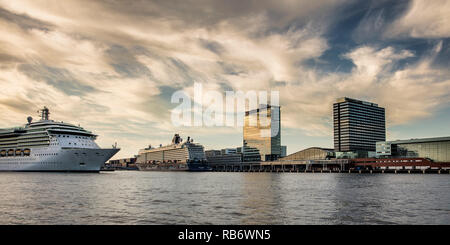 Amsterdam Passagiere Terminal für Kreuzfahrtschiffe. Kreuzfahrtschiff Mein Schiff 4. Kreuzfahrtschiff Serenade des Meeres die ankommen. Amsterdam, den Netherlan Stockfoto