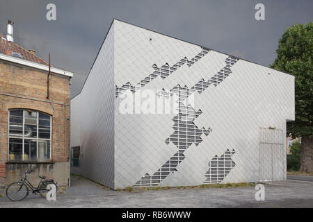 Die Außenseite des studio Gebäude mit grauen Fliesen- Fassade gegen Laub und regnerischen Himmel. Les Ballets C de la B, Gent, Belgien. Architekt: Arc Stockfoto