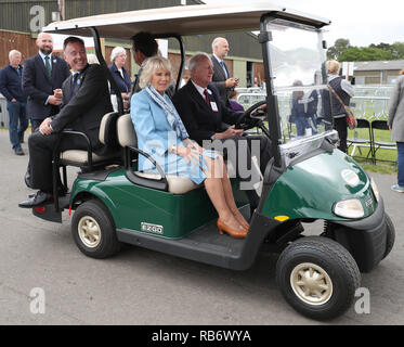 Die Herzogin von Cornwall, Präsident der Süden Englands zeigen reitet auf einem Golf Buggy bei einer Tour durch die Show in der Show Boden in der Nähe von Ardingly, Stockfoto