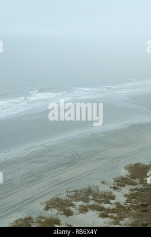 Hohe Aufnahme von Nebel über dem Ozean in Myrtle Beach, South Carolina, USA Stockfoto
