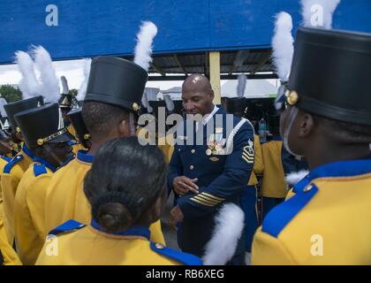 Chief Petty Officer Rodney Pearson, der Chef der US-Küstenwache zeremoniellen Ehrengarde, erklärt seine einheitliche Elemente an die Mitglieder der Barbados Kadettenkorps Donnerstag, Dezember 1, 2016, während des 50-jährigen Jubiläums der Emanzipation Feier am Kensington Oval Cricket Ground in Bridgetown, Barbados. 20.000 Personen, darunter der britische Prinz Harry, Barbados Premierminister Freundel Stuart und Barbadian Popstar Rihanna nahmen an der Feier, die 50 Jahre der Unabhängigkeit der Insel aus England markiert. U.S. Coast Guard video von Petty Officer 1st Class Mike De Nyse Stockfoto