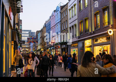 Viele Einheimische und Touristen Einkaufen auf Carnaby Street in London, England, UK. Stockfoto