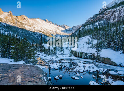 Wanderweg auf einem zugefrorenen See unter "Speerspitze" im Glacier Gorge, Rocky Mountain National Park Stockfoto