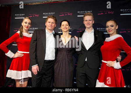 Ilja Smitt mit Gattin Katja Smitt-Bondareva und Sohn bei der Premiere des Kölner Weihnachtscircus im Festzelt an der Zoobrücke. Köln, 09.12.2018 Stockfoto