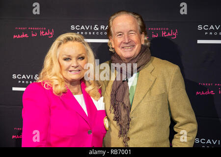 Max Schautzer mit Ehefrau Gundel Lauffer bei der Premiere des Kölner Weihnachtscircus im Festzelt an der Zoobrücke. Köln, 09.12.2018 Stockfoto