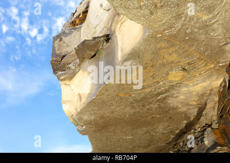 Landschaft Foto von unten Klippe Überhang an Ammonit Körper fossilen bei Kimmeridge Bay, Dorset, Großbritannien konzentriert. Stockfoto