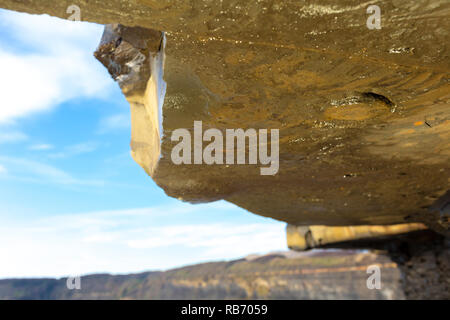 Landschaft Foto von unten Klippe Überhang an Ammonit Körper fossilen bei Kimmeridge Bay, Dorset, Großbritannien konzentriert. Stockfoto