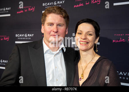 Ilja Smitt mit Gattin Katja Smitt-Bondareva bei der Premiere des Kölner Weihnachtscircus im Festzelt an der Zoobrücke. Köln, 09.12.2018 Stockfoto