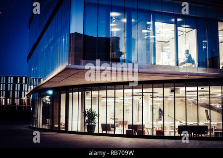 Ein Mann spät Studieren in der Nacht in der blavatnik Schule der Regierung, Walton Street, Jericho, Oxford. Stockfoto